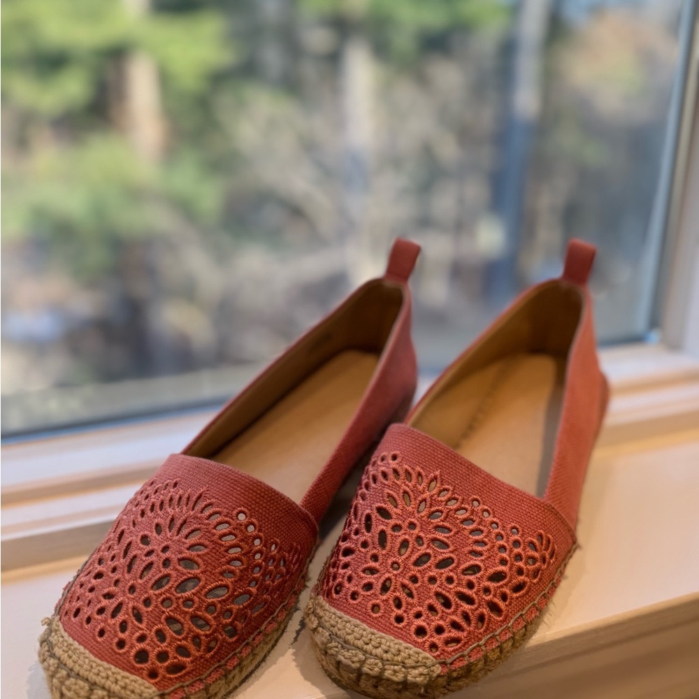 Kelly&Katie Sayeva summer espadrilles. Coral with cutout pattern. Like new - Picture 3 of 11
